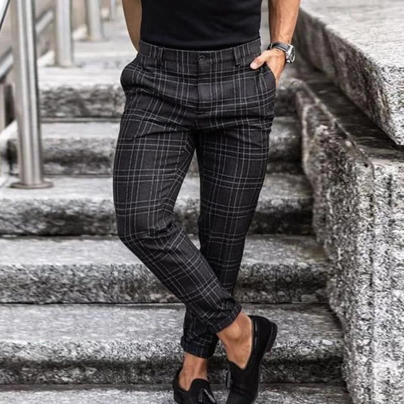 "Herren Chinohose mit klassischem Karomuster aus leichter Baumwolle, bietet Komfort und elegantes Design für legere Anlässe."
