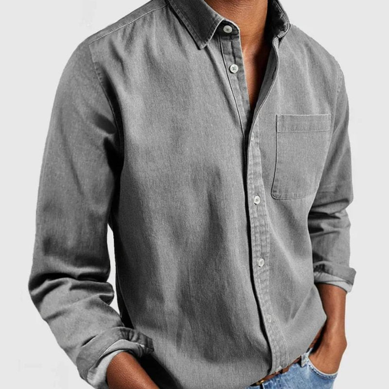 "Herren-Denim-Hemd, stilvoll und komfortabel, in Blau, vielseitig für jede Gelegenheit, moderne Passform, Rückansicht."