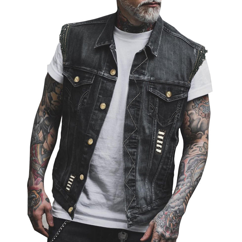 Herren Denim Weste im Vintage Look, aus robustem, blauem Denim mit silbernen Knöpfen, Reverskragen und Brusttaschen.