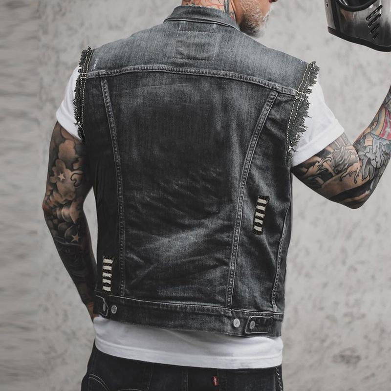 Herren Denim Weste im Vintage Look, aus robustem, blauem Denim mit silbernen Knöpfen, Reverskragen und Brusttaschen.