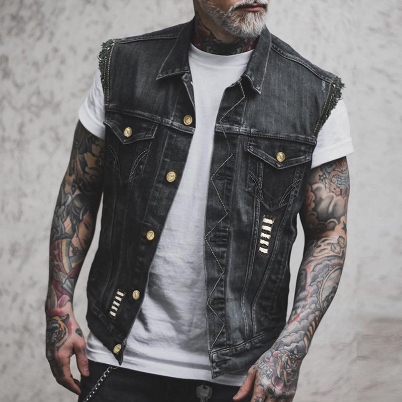 Herren Denim Weste im Vintage Look, aus robustem, blauem Denim mit silbernen Knöpfen, Reverskragen und Brusttaschen.