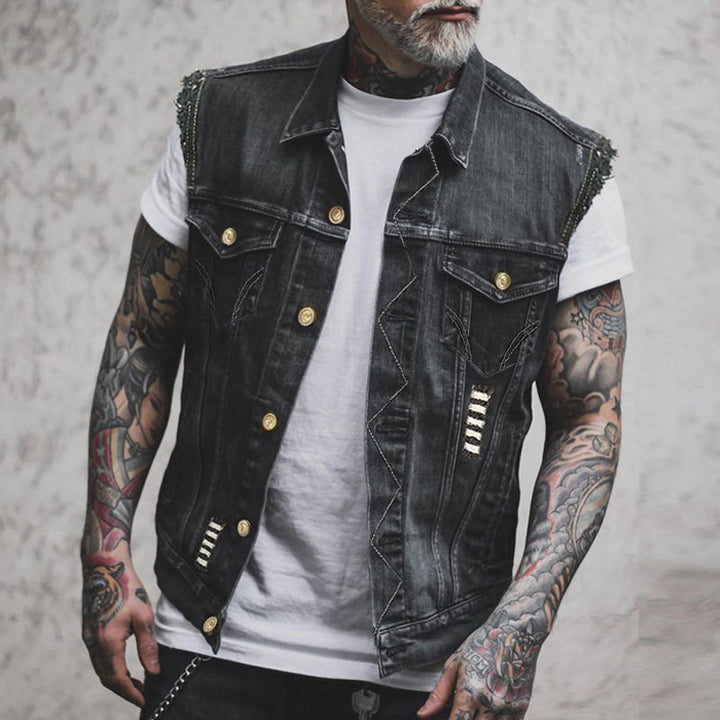 Herren Denim Weste im Vintage Look, aus robustem, blauem Denim mit silbernen Knöpfen, Reverskragen und Brusttaschen.