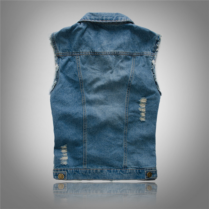 Herren Denim Weste im Vintage Look, aus robustem, blauem Denim mit silbernen Knöpfen, Reverskragen und Brusttaschen.