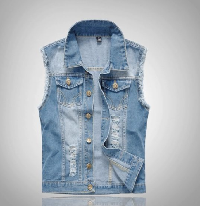 Herren Denim Weste im Vintage Look, aus robustem, blauem Denim mit silbernen Knöpfen, Reverskragen und Brusttaschen.