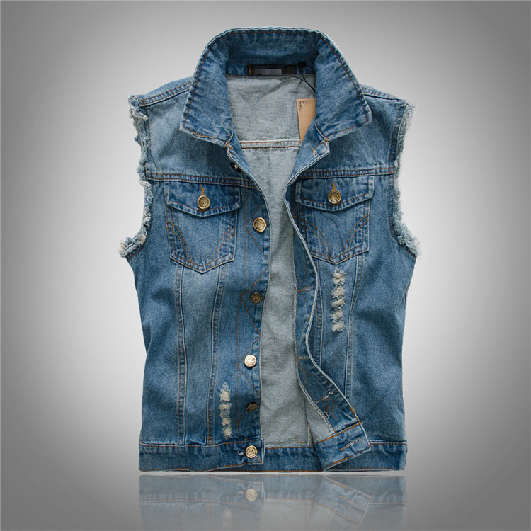 Herren Denim Weste im Vintage Look, aus robustem, blauem Denim mit silbernen Knöpfen, Reverskragen und Brusttaschen.