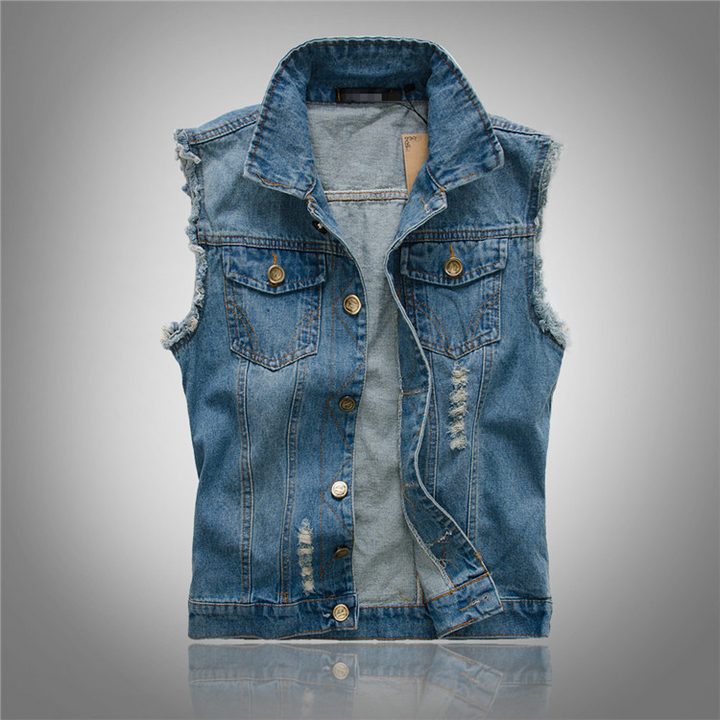 Herren Denim Weste im Vintage Look, aus robustem, blauem Denim mit silbernen Knöpfen, Reverskragen und Brusttaschen.