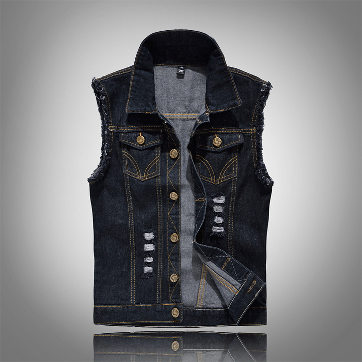 Herren Denim Weste im Vintage Look, aus robustem, blauem Denim mit silbernen Knöpfen, Reverskragen und Brusttaschen.
