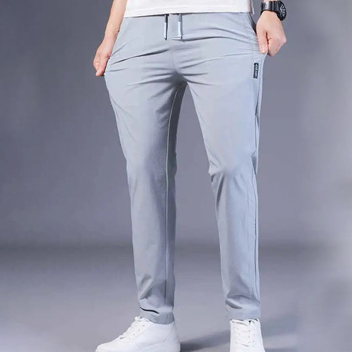 "Herren Freizeithose in Eisseidenstoff für den Sommer, lässiges Design, atmungsaktiv und elastisch, Seitenansicht"