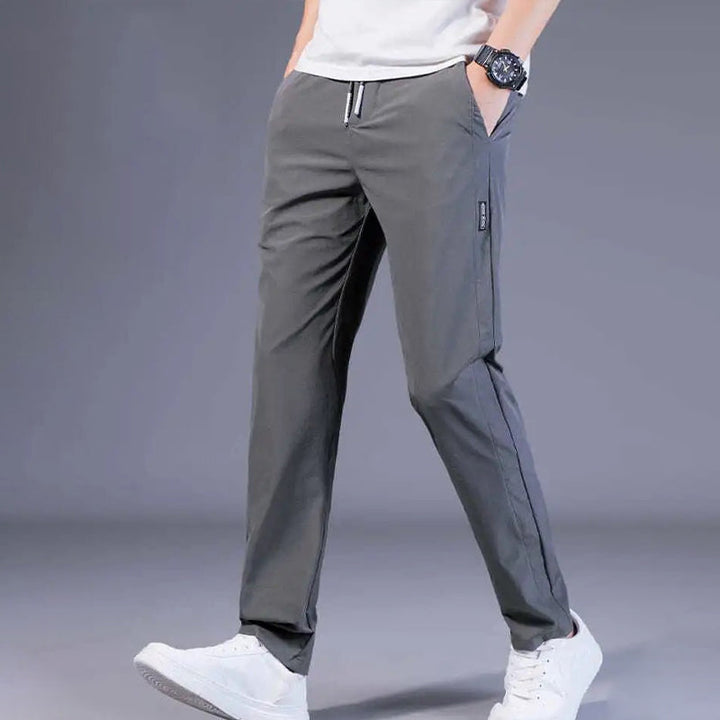 "Herren Freizeithose in Eisseidenstoff für den Sommer, lässiges Design, atmungsaktiv und elastisch, Seitenansicht"
