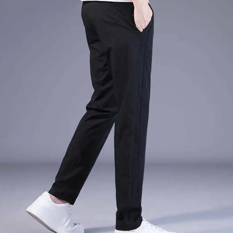 "Herren Freizeithose in Eisseidenstoff für den Sommer, lässiges Design, atmungsaktiv und elastisch, Seitenansicht"