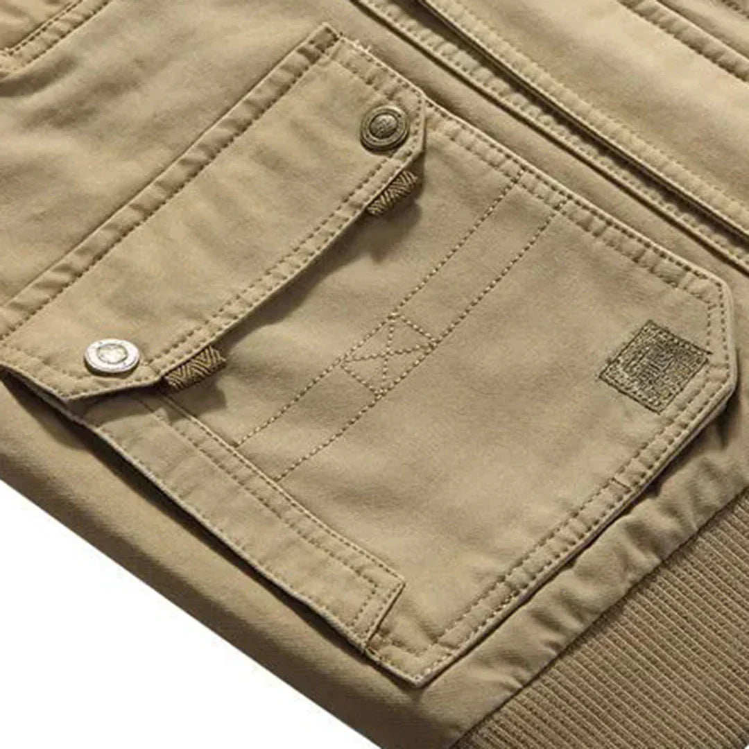 "Herren Funktionsweste, kerniger Outdoor-Look, robust aus Baumwolle, vielseitige Taschen, ideal für Abenteuer & Alltag."