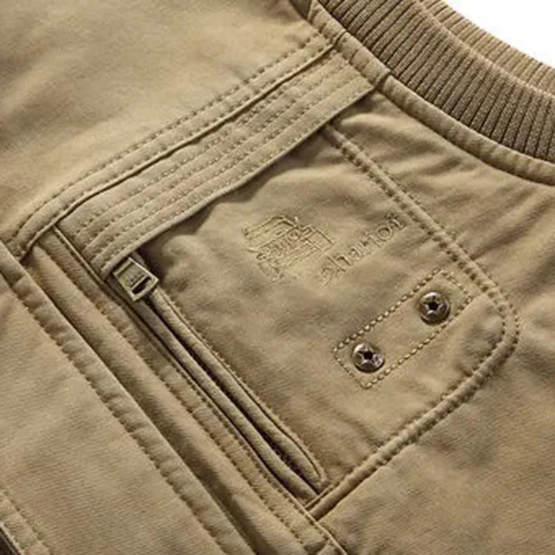 "Herren Funktionsweste, kerniger Outdoor-Look, robust aus Baumwolle, vielseitige Taschen, ideal für Abenteuer & Alltag."