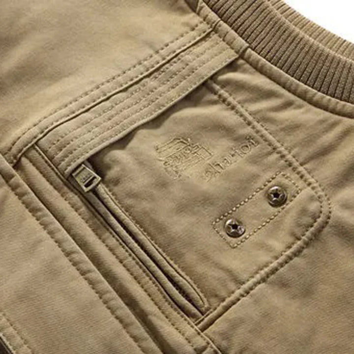 "Herren Funktionsweste, kerniger Outdoor-Look, robust aus Baumwolle, vielseitige Taschen, ideal für Abenteuer & Alltag."