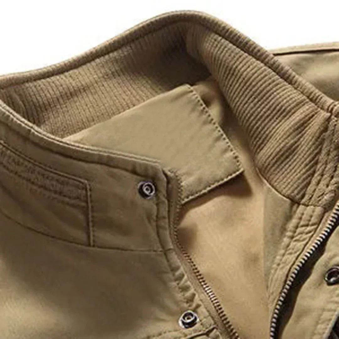 "Herren Funktionsweste, kerniger Outdoor-Look, robust aus Baumwolle, vielseitige Taschen, ideal für Abenteuer & Alltag."