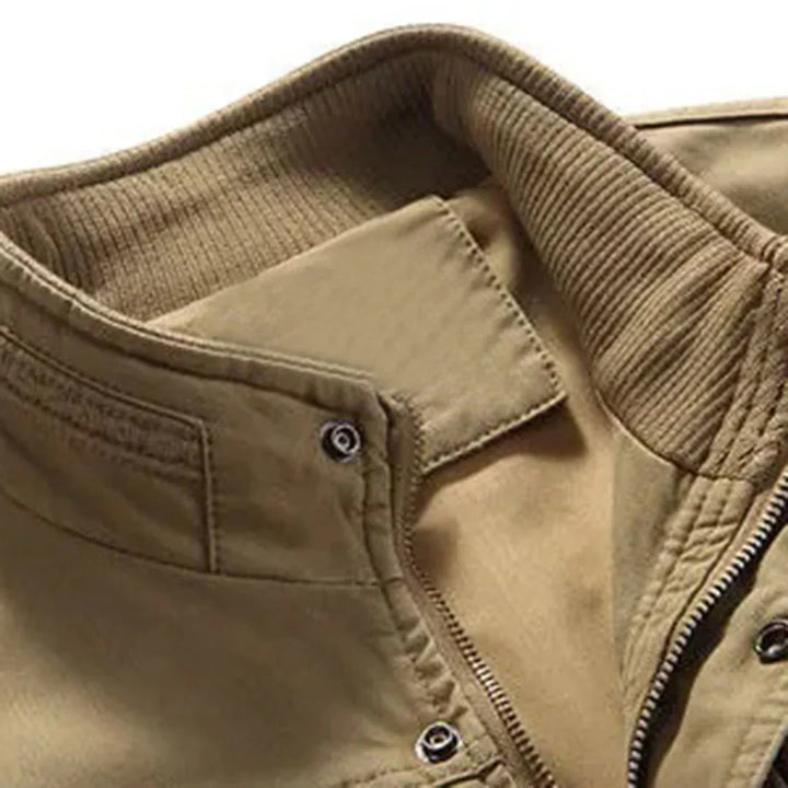 "Herren Funktionsweste, kerniger Outdoor-Look, robust aus Baumwolle, vielseitige Taschen, ideal für Abenteuer & Alltag."