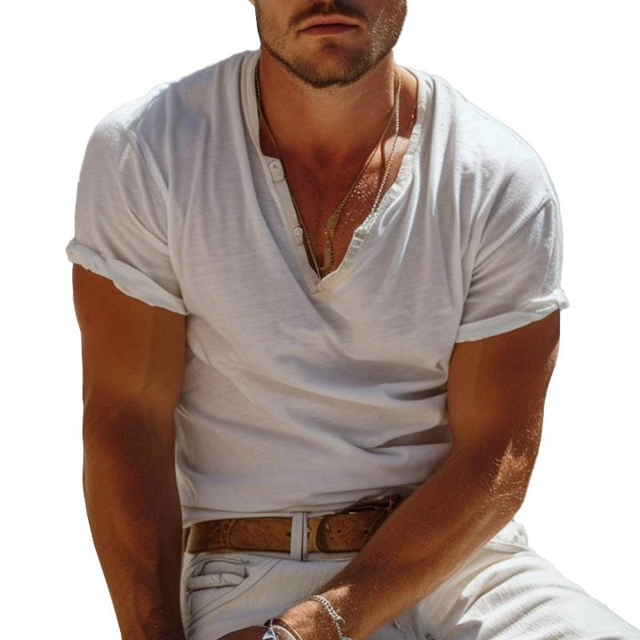 "Herren Henley T-Shirt Nico, kurzärmelig, einfarbig mit Henley-Kragen und lässigem Design, perfekte sommerliche Eleganz."