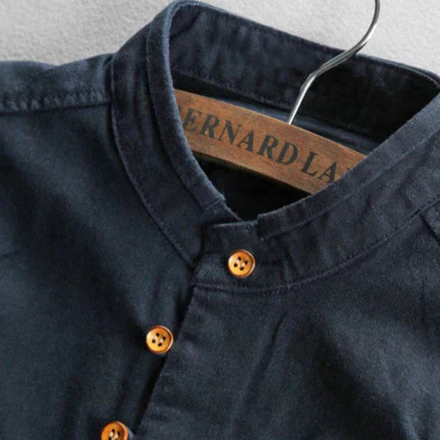 "Herren Japanisches Katana Hemd, inspiriert vom traditionellen Stil, mit moderner Eleganz und feinen Details, Vorderansicht."