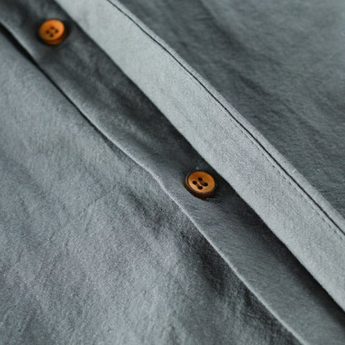 "Herren Japanisches Katana Hemd, inspiriert vom traditionellen Stil, mit moderner Eleganz und feinen Details, Vorderansicht."