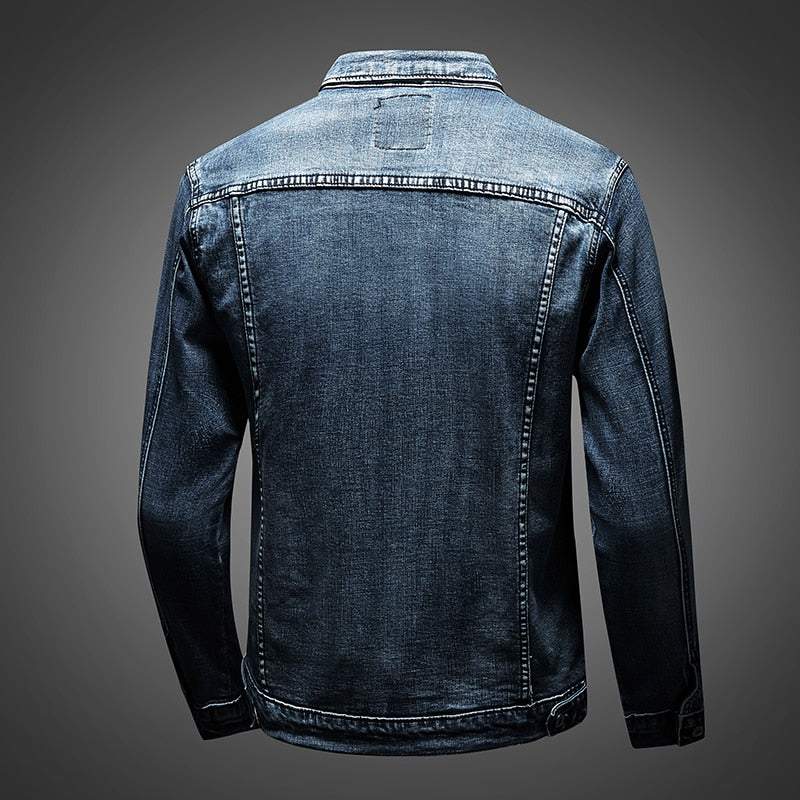 "Herren Jeansjacke, klassisch mit Knöpfen, zeitloses Design, ideal für kühle Tage, vielseitig kombinierbar zu jedem Outfit."