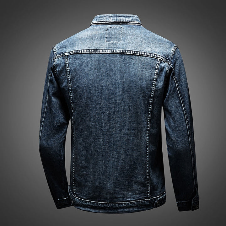 "Herren Jeansjacke, klassisch mit Knöpfen, zeitloses Design, ideal für kühle Tage, vielseitig kombinierbar zu jedem Outfit."
