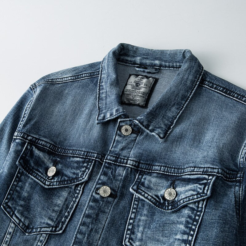 "Herren Jeansjacke, klassisch mit Knöpfen, zeitloses Design, ideal für kühle Tage, vielseitig kombinierbar zu jedem Outfit."