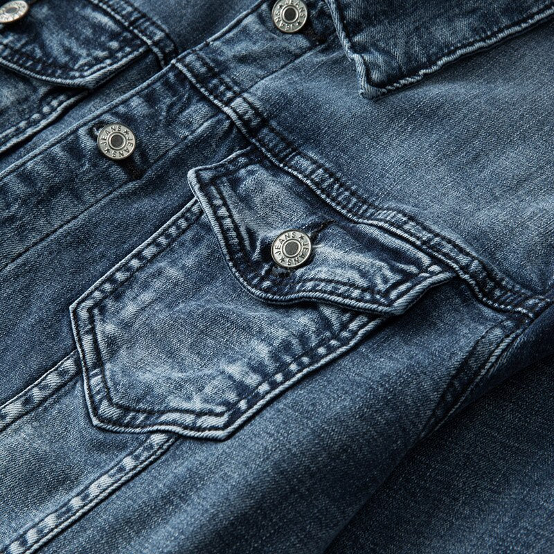 "Herren Jeansjacke, klassisch mit Knöpfen, zeitloses Design, ideal für kühle Tage, vielseitig kombinierbar zu jedem Outfit."