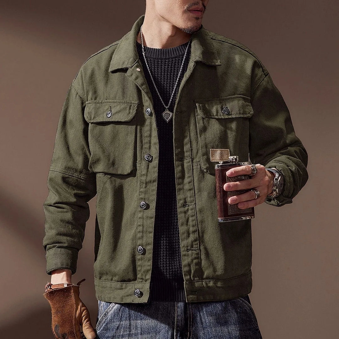 "Herren Jeansjacke, robuste Denim-Qualität, klassischer Schnitt, 4 Taschen, elegante blaue Waschung, verstellbare Ärmel."