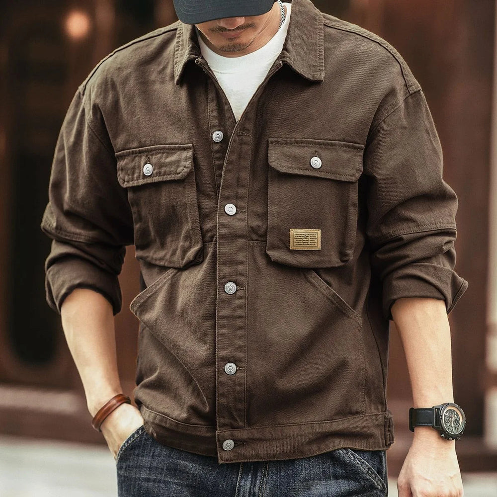 "Herren Jeansjacke, robuste Denim-Qualität, klassischer Schnitt, 4 Taschen, elegante blaue Waschung, verstellbare Ärmel."