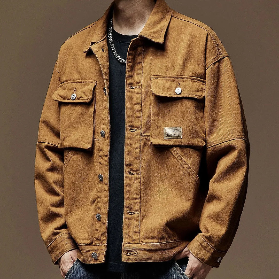 "Herren Jeansjacke, robuste Denim-Qualität, klassischer Schnitt, 4 Taschen, elegante blaue Waschung, verstellbare Ärmel."