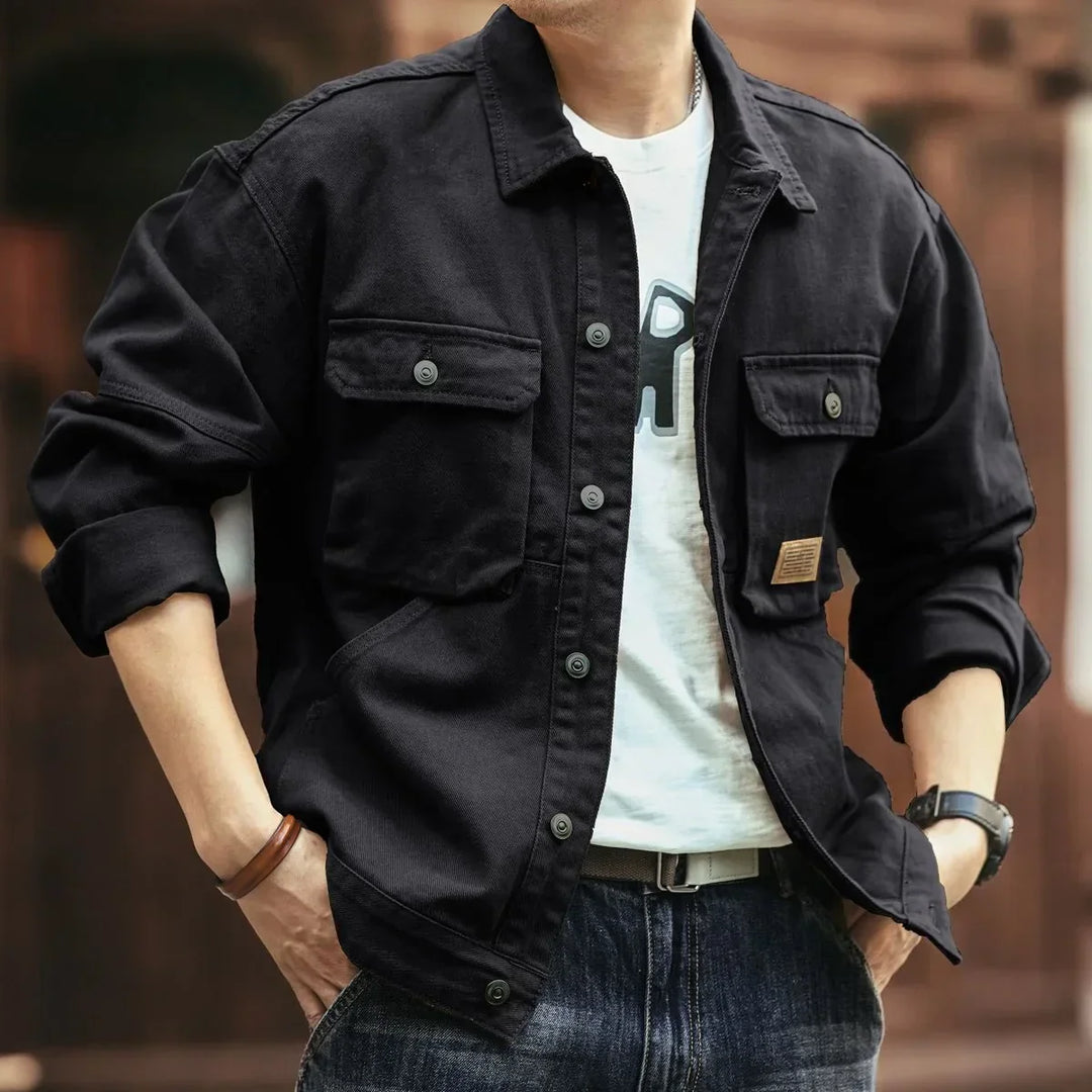 "Herren Jeansjacke, robuste Denim-Qualität, klassischer Schnitt, 4 Taschen, elegante blaue Waschung, verstellbare Ärmel."