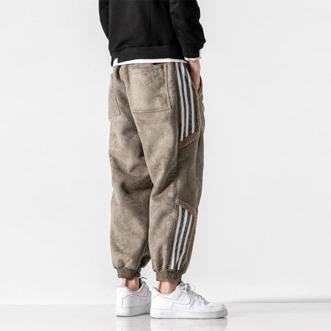 "Herren Jogger Hose in Grau, lässig und bequem, elastischer Bund, ideal für Sport und Freizeit im sportlichen Stil."