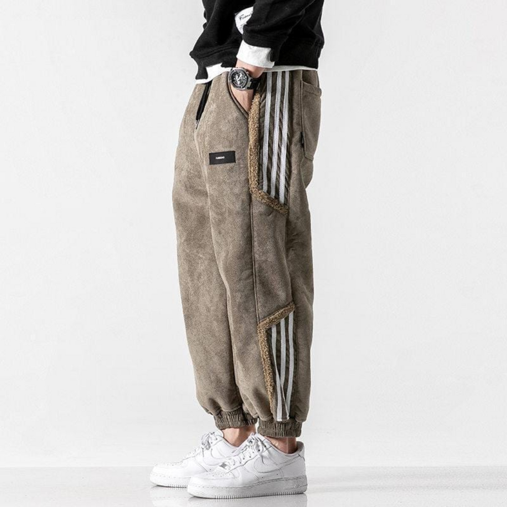 "Herren Jogger Hose in Grau, lässig und bequem, elastischer Bund, ideal für Sport und Freizeit im sportlichen Stil."