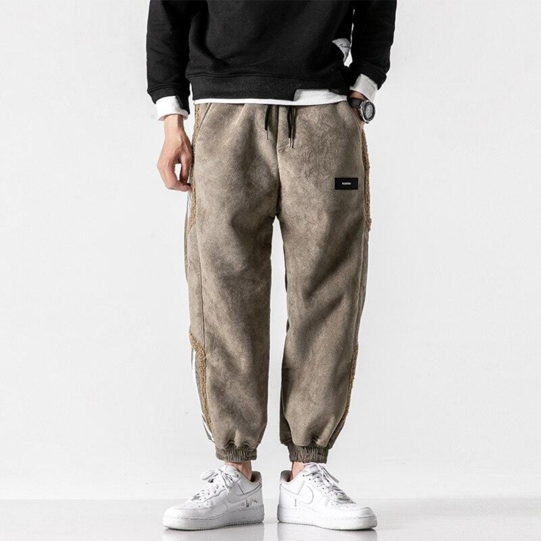 "Herren Jogger Hose in Grau, lässig und bequem, elastischer Bund, ideal für Sport und Freizeit im sportlichen Stil."