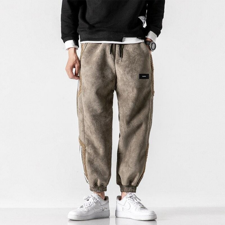 "Herren Jogger Hose in Grau, lässig und bequem, elastischer Bund, ideal für Sport und Freizeit im sportlichen Stil."
