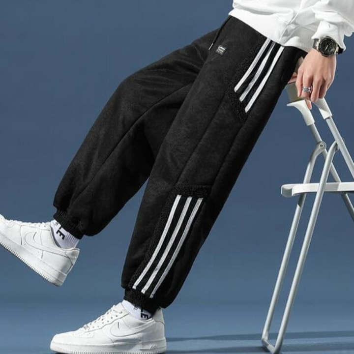 "Herren Jogger Hose in Grau, lässig und bequem, elastischer Bund, ideal für Sport und Freizeit im sportlichen Stil."