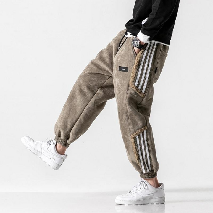 "Herren Jogger Hose in Grau, lässig und bequem, elastischer Bund, ideal für Sport und Freizeit im sportlichen Stil."