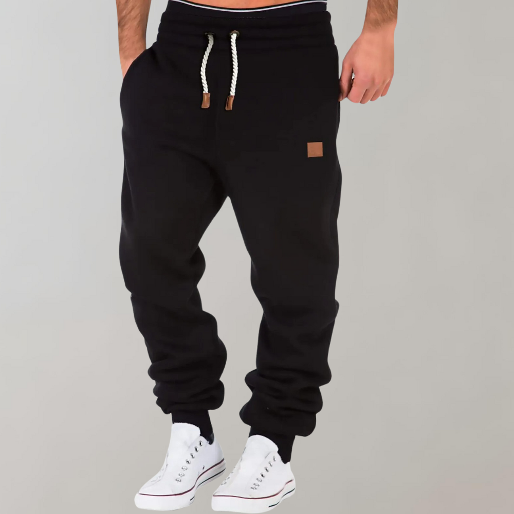 "Herren Jogginghose, bequem mit Baggy-Passform, weiches Material, dunkle Farbe, sportlich und elegant, Seitenansicht"
