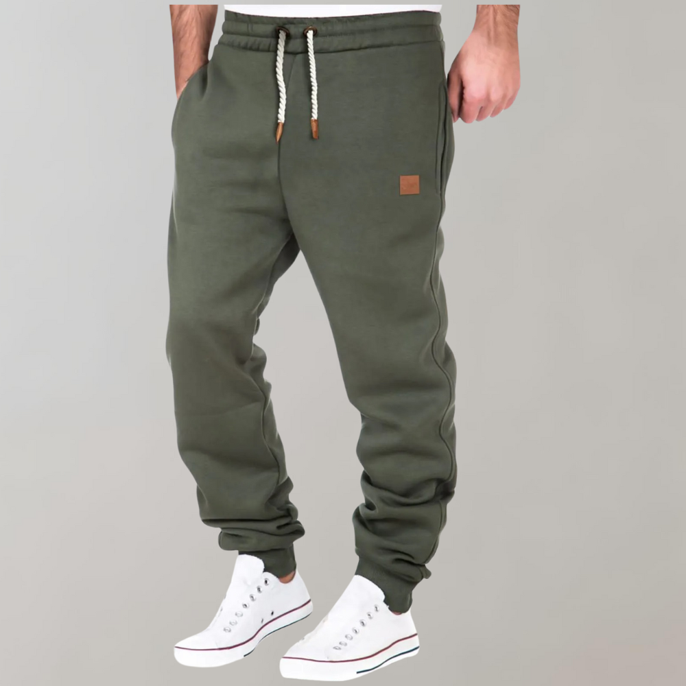"Herren Jogginghose, bequem mit Baggy-Passform, weiches Material, dunkle Farbe, sportlich und elegant, Seitenansicht"