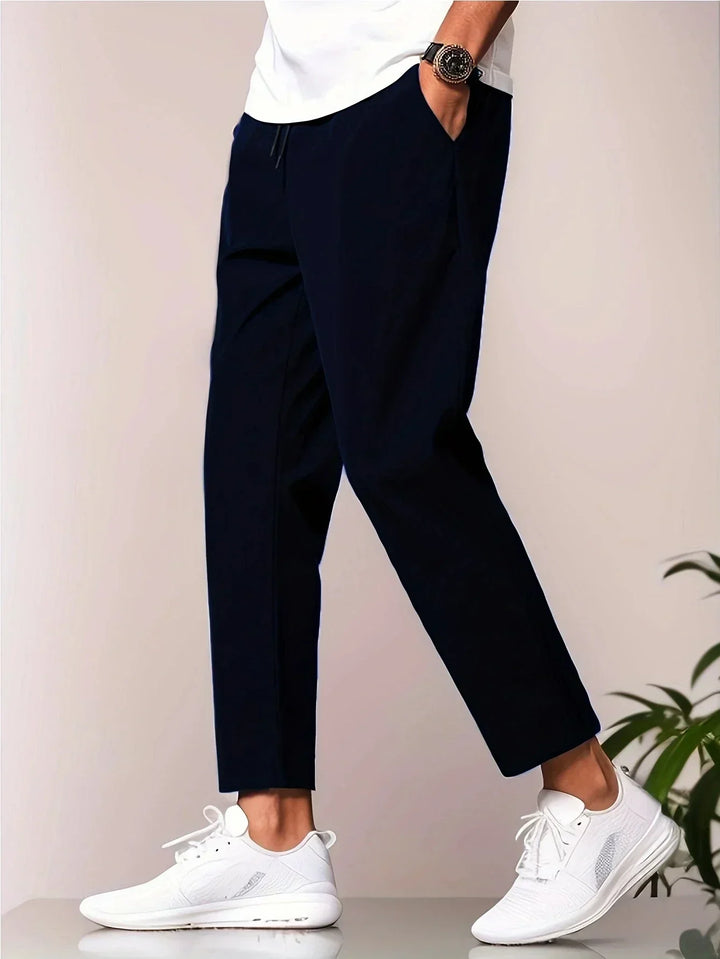 "Herren Jogginghose mit verkürztem Design, eleganter Sommer-Look, gerade Passform, vielseitig in Grau."