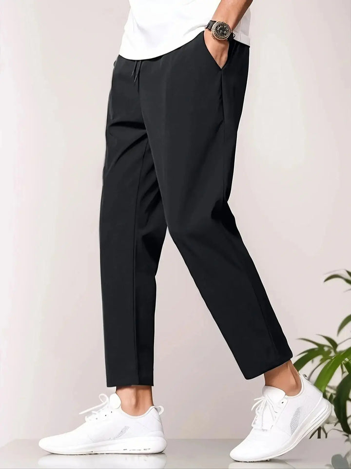 "Herren Jogginghose mit verkürztem Design, eleganter Sommer-Look, gerade Passform, vielseitig in Grau."