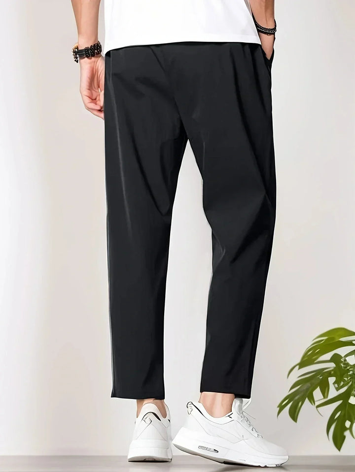 "Herren Jogginghose mit verkürztem Design, eleganter Sommer-Look, gerade Passform, vielseitig in Grau."