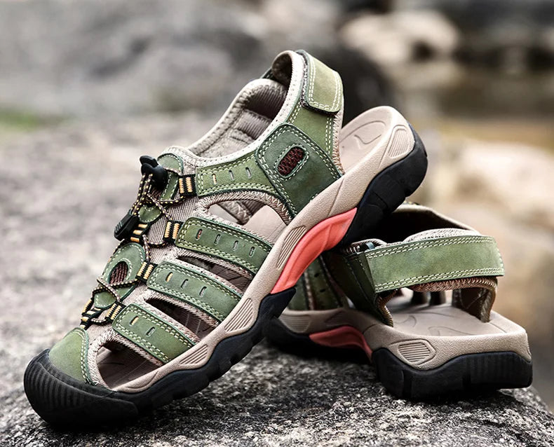 "Herren Leder Outdoor Sandalen, braun, robust, bequem, für Trekking & Strand, mit rutschfester Gummisohle."