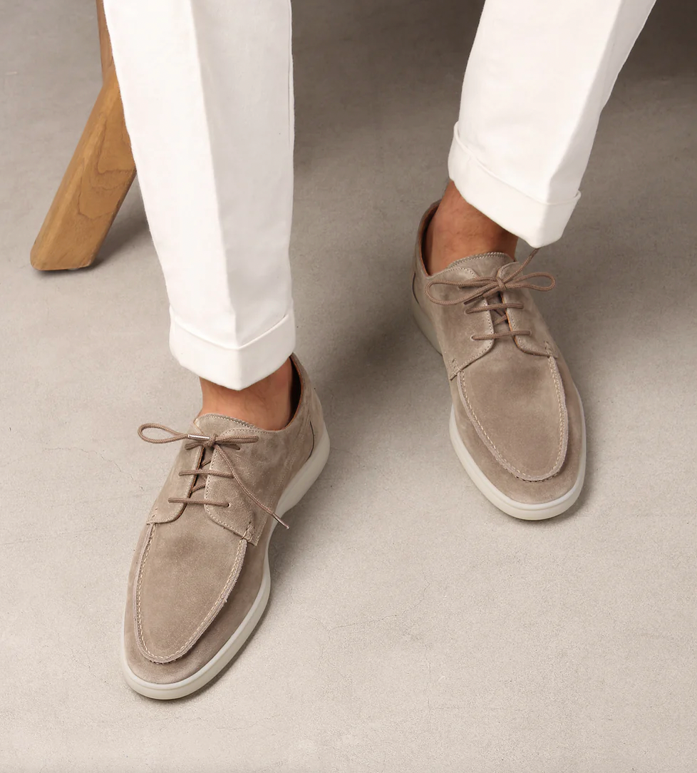 "Herren Leder-Slipper, elegant mit gepolsterter Innensohle, robustem Gummi und schlichtem Design für jeden Anlass."