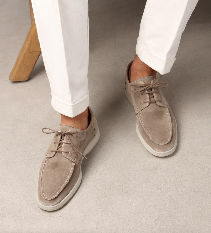 "Herren Leder-Slipper, elegant mit gepolsterter Innensohle, robustem Gummi und schlichtem Design für jeden Anlass."
