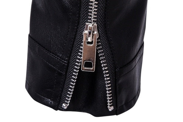 "Herren Lederjacke Slim Fit, winddicht, mit Stehkragen und schlanker Silhouette, ideal für Motorradfahrer."