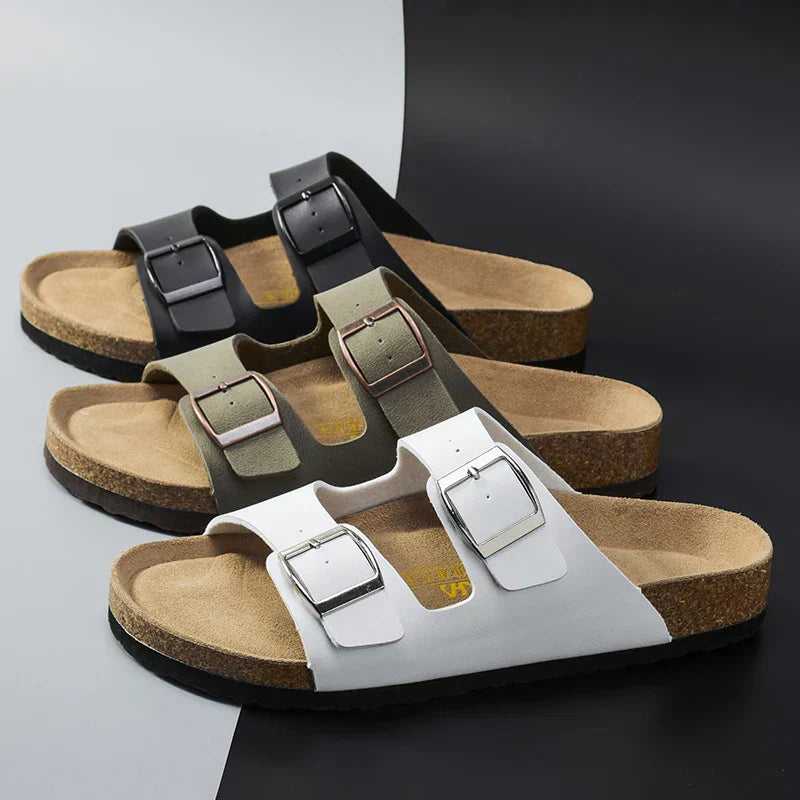 "Herren-Ledersandalen, braun, mit verstellbaren Riemen und ergonomischer Sohle. Ideal für Sommertage, elegant und bequem."