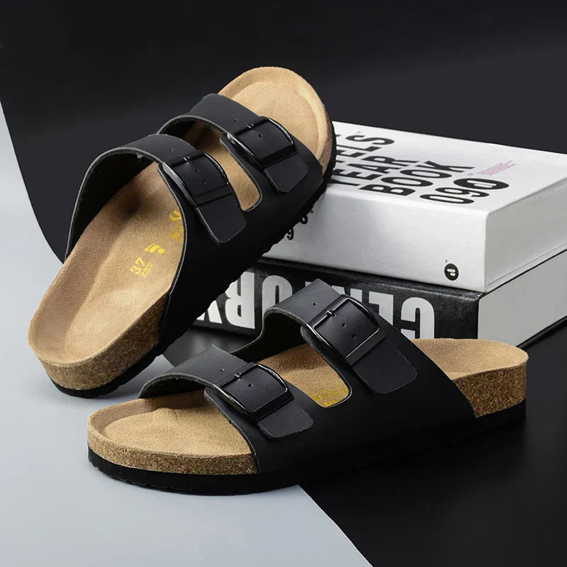 "Herren-Ledersandalen, braun, mit verstellbaren Riemen und ergonomischer Sohle. Ideal für Sommertage, elegant und bequem."
