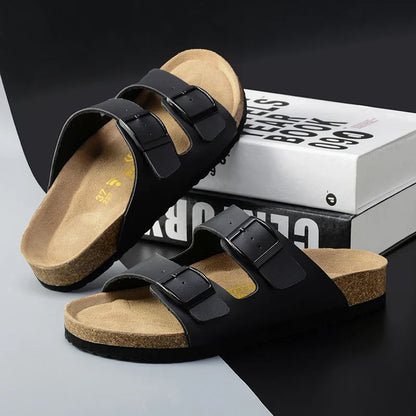 "Herren-Ledersandalen, braun, mit verstellbaren Riemen und ergonomischer Sohle. Ideal für Sommertage, elegant und bequem."