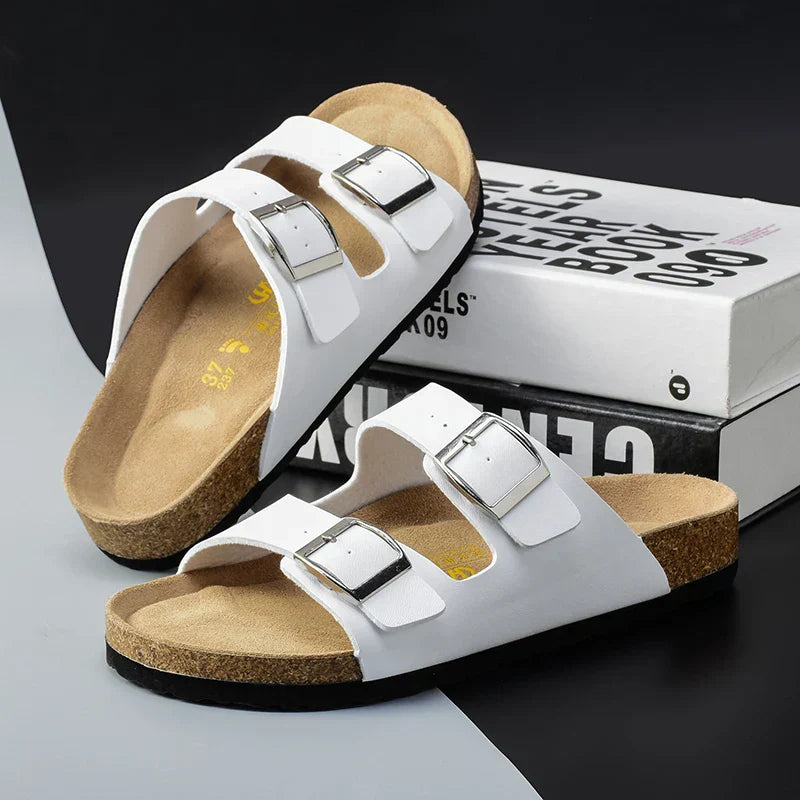 "Herren-Ledersandalen, braun, mit verstellbaren Riemen und ergonomischer Sohle. Ideal für Sommertage, elegant und bequem."
