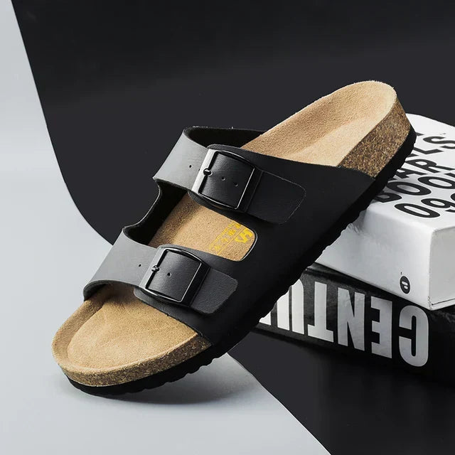 "Herren-Ledersandalen, braun, mit verstellbaren Riemen und ergonomischer Sohle. Ideal für Sommertage, elegant und bequem."